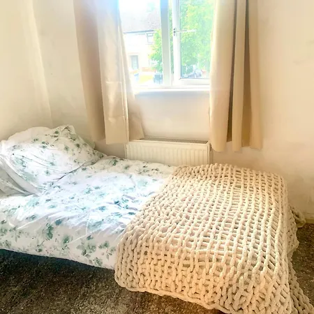 منزل للإقامة Small Comfy In Family دبلن